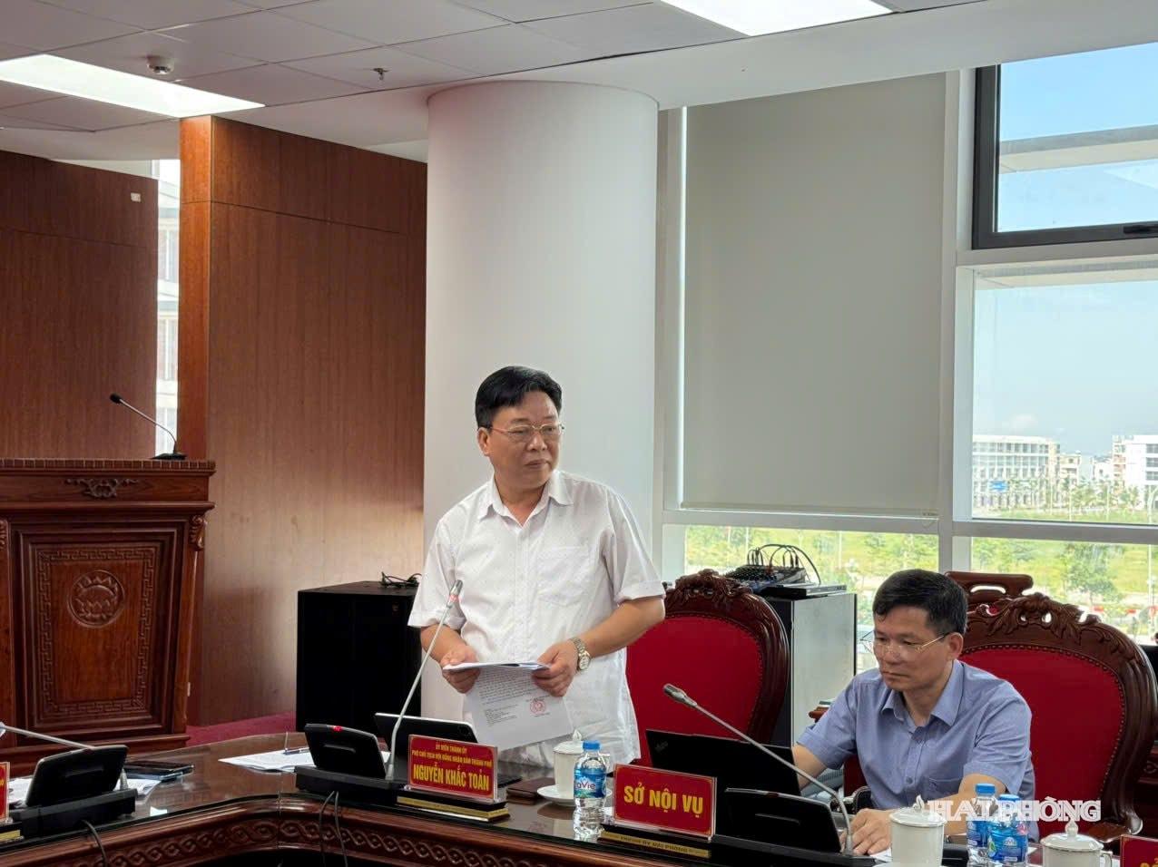 Đồng chí Nguyễn Khắc Toản, Phó chủ tịch HĐND thành phố tham gia phát biểu tại hội nghị