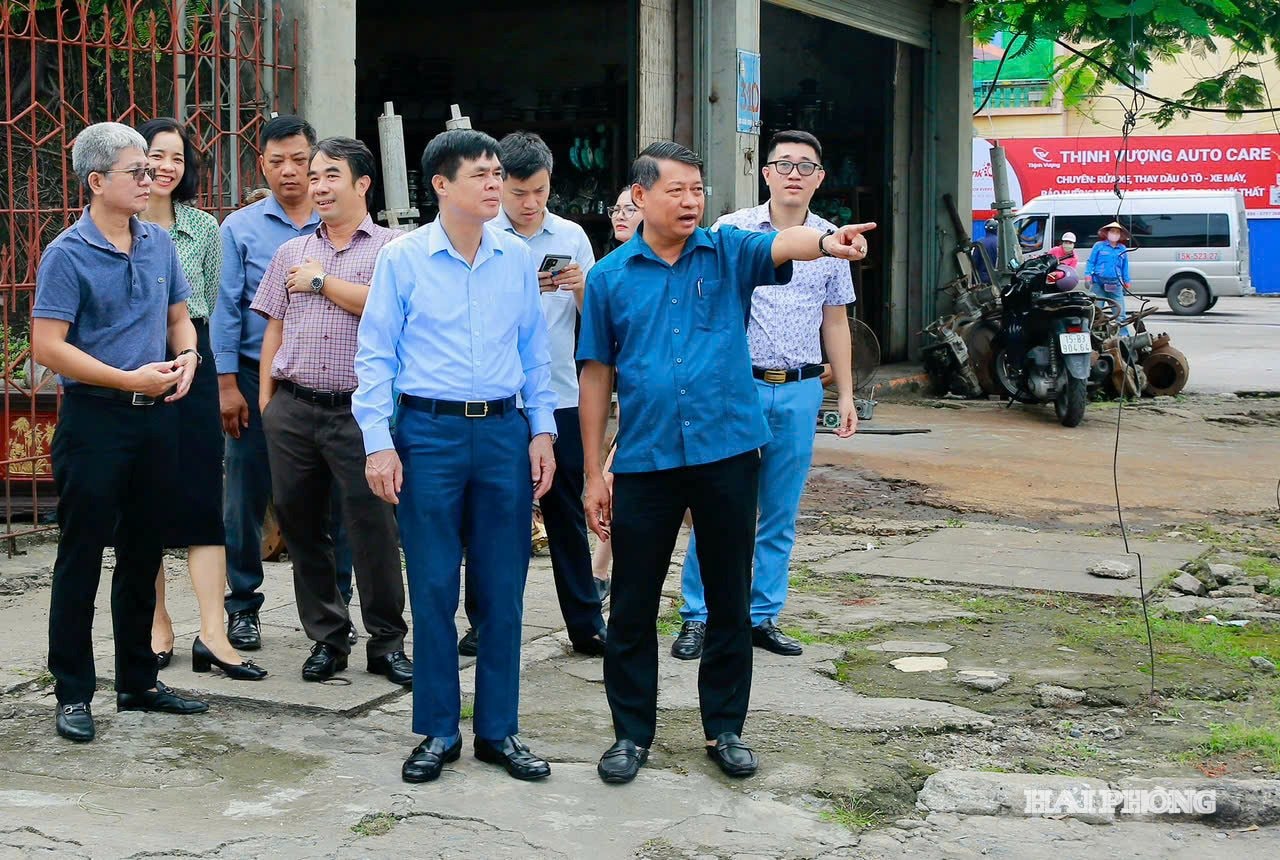 ក្រុមត្រួតពិនិត្យជាក់ស្តែងនៃតំបន់ 321 ផ្លូវ Hung Vuong ជារឿយៗត្រូវបានជន់លិចយ៉ាងខ្លាំងក្នុងអំឡុងពេលអាកាសធាតុភ្លៀង។