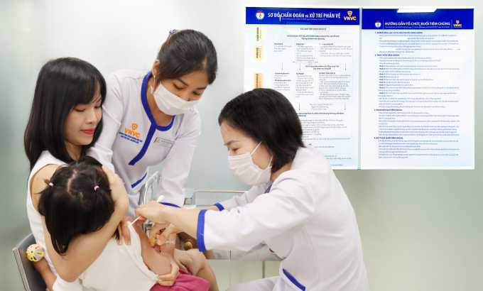 Chị Thiên Trang đưa con gái 4 tuổi đến tiêm vaccine phòng sởi quai bị, rubella và thủy đậu tại VNVC Hoàng Văn Thụ, TP HCM sáng 18/9. Ảnh: Mộc Thảo