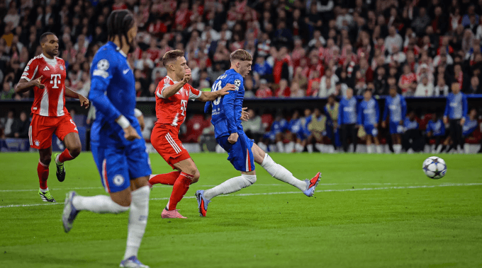 Cole Palmer dứt điểm rút ngắn cách biệt xuống 1-2. Ảnh: FC Bayern