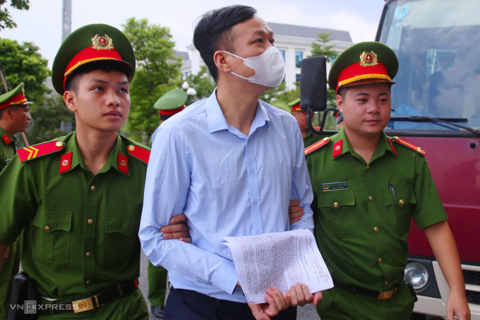 Lê Ô Pích, cựu Phó chủ tịch UBND tỉnh Bắc Giang tới nghe tuyên án, chiều 18/9. Ảnh: Phạm Dự