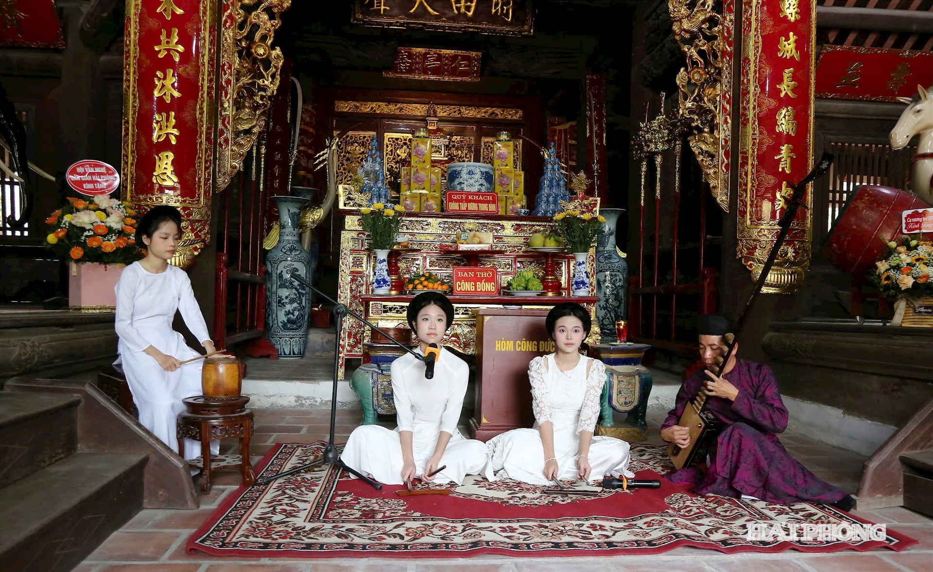 តារាចម្រៀង និងសម្តែងនៃក្លឹប Ca Tru (សមាគមអក្សរសាស្រ្ត និងសិល្បៈ Hai Phong) សម្តែងនៅគេហដ្ឋាន Hang Kenh ។