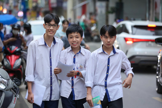 Các thí sinh thi Tốt nghiệp trung học phổ thông 2025 tại điểm Trường Trung học phổ thông Mỹ Đình. (Ảnh: Hoài Nam/Vietnam+) thi-tot-nghiep-thpt-14.jpg
