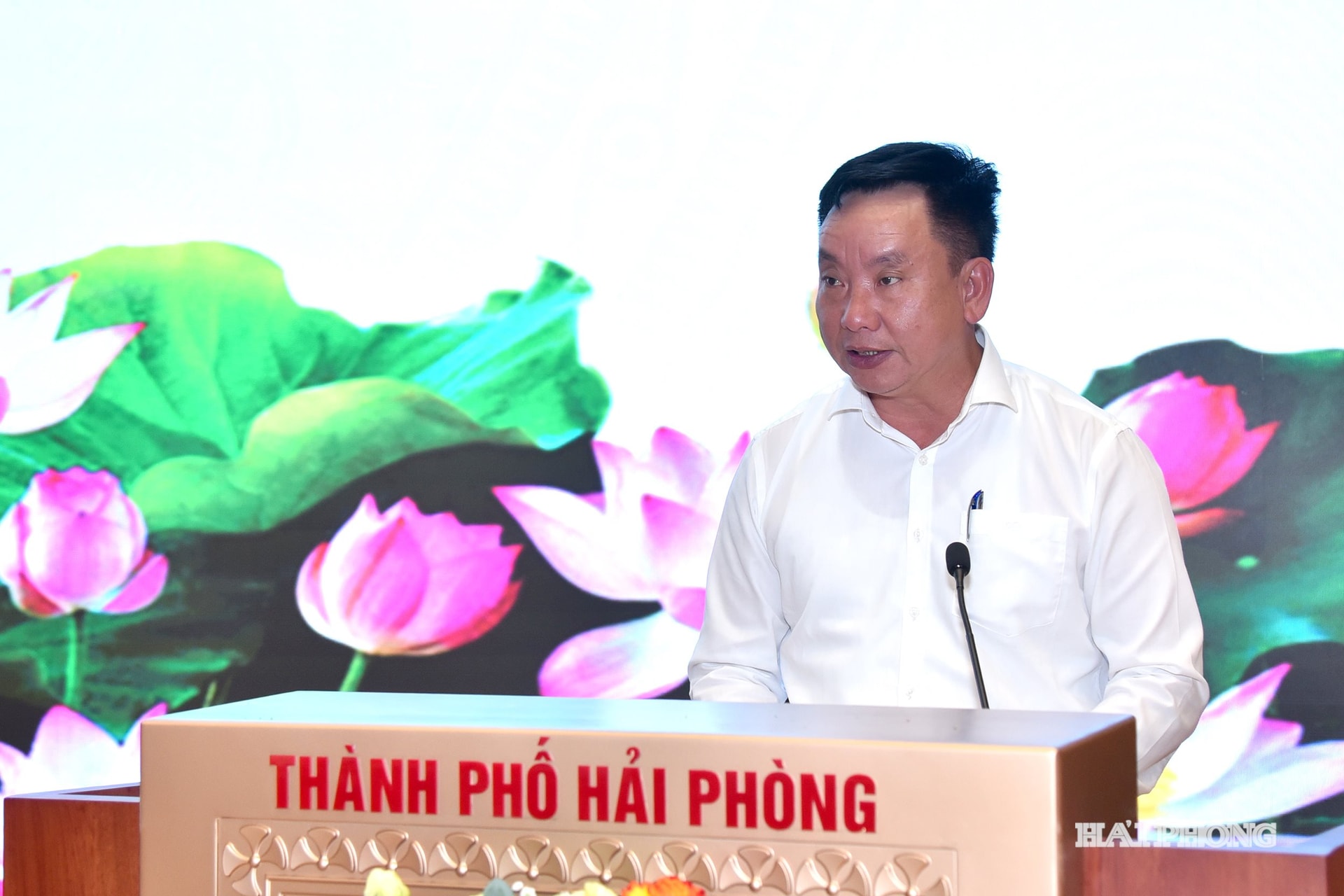 Genosse Tran Van Quan, stellvertretender Vorsitzender des Volkskomitees der Stadt, sprach auf der Konferenz.