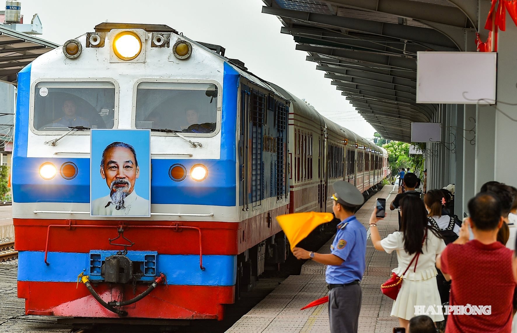 Từ ngày 22/9/2025, ngành đường sắt mở thêm chuyến tàu sớm khởi hành từ ga Hải Dương để phục vụ nhu cầu đi lại của cán bộ, viên chức, người lao động từ Tây Hải Phòng sang Đông Hải Phòng làm việc.