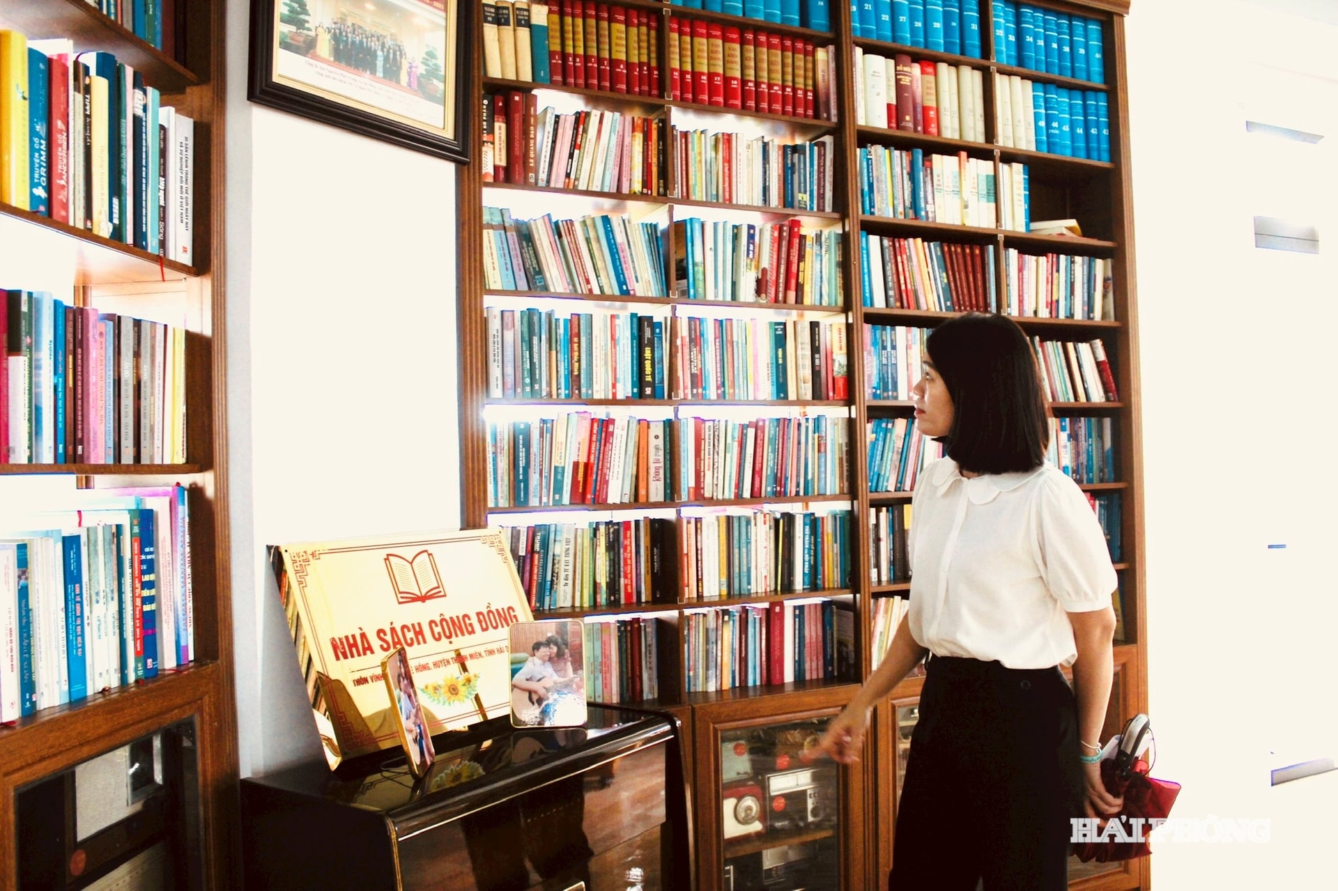 Thư viện nếu được quan tâm đầu tư, đổi mới sẽ là điểm đến hấp dẫn. Trong ảnh: Thư viện cộng đồng tư nhân ở xã Bắc Thanh Miện đa dạng các đầu sách, không gian rộng thoáng thu hút nhiều người ghé qua.
