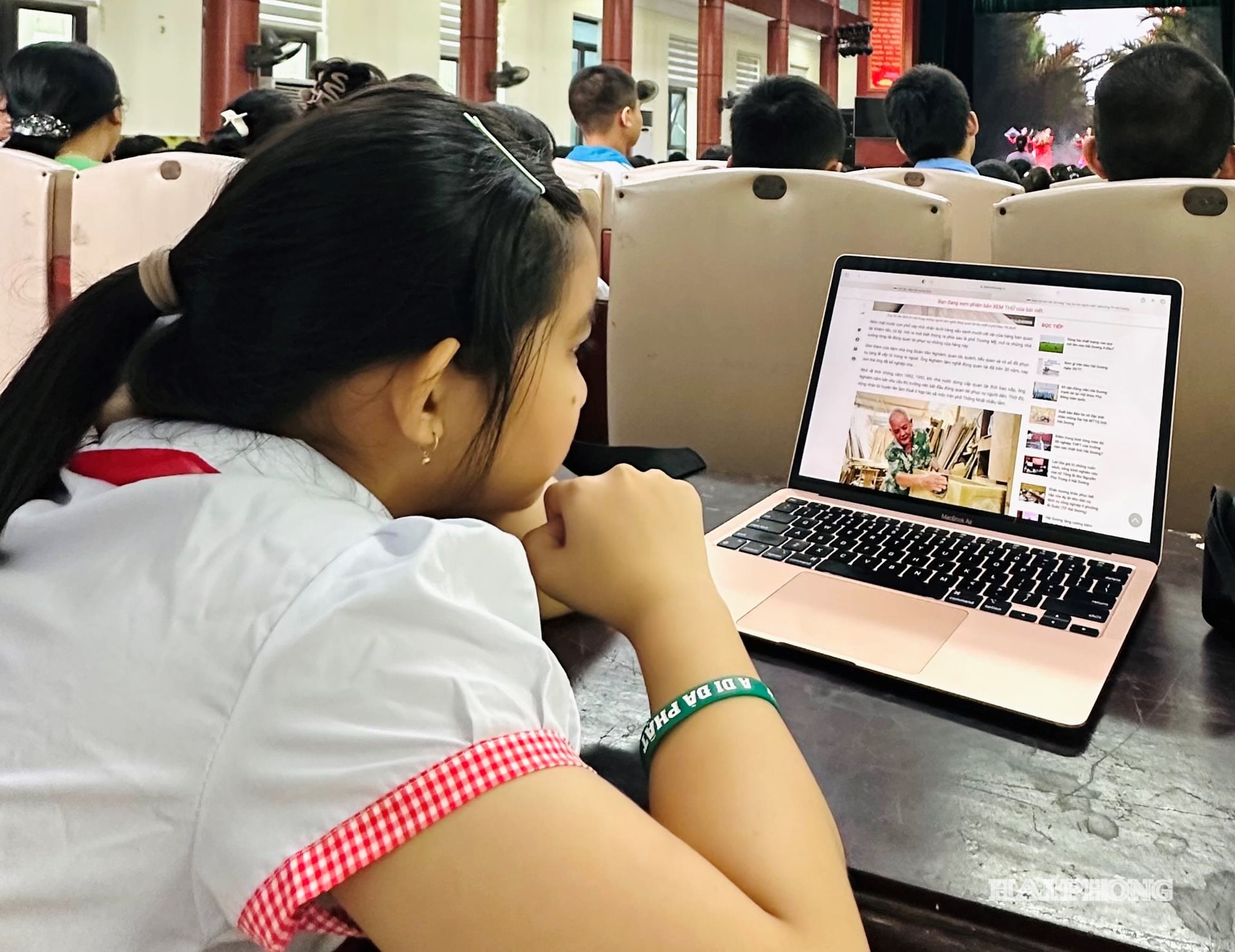 Học sinh cần được tạo điều kiện, cơ hội để tiếp cận và được truyền cảm hứng đam mê việc đọc, tìm tòi tri thức ngoài giờ trên lớp đối với cả việc đọc qua sách hoặc thiết bị điện tử.