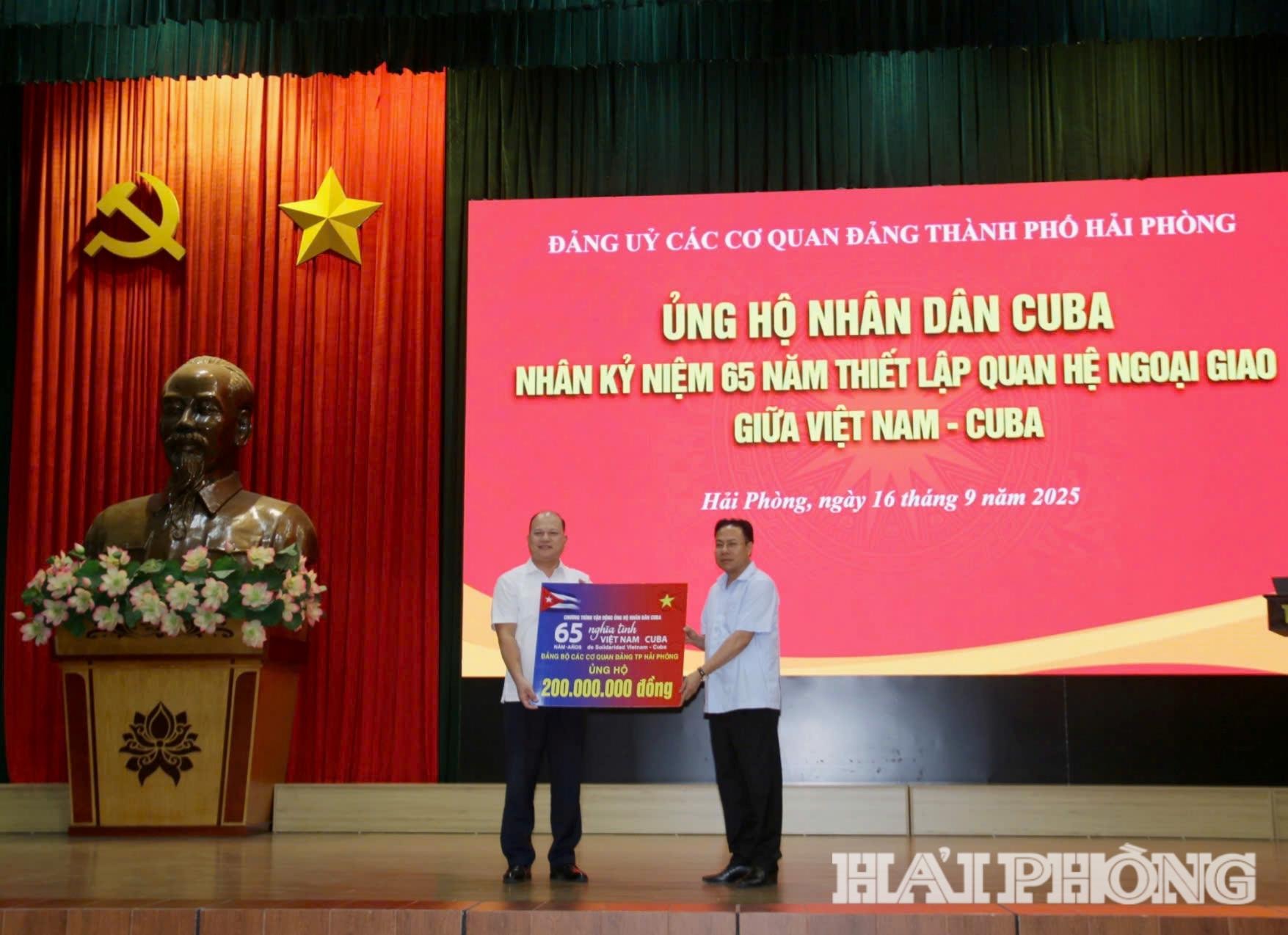 Qua Hội Chữ thập đỏ thành phố, Đảng ủy Các cơ quan Đảng thành phố Hải Phòng trao 200 triệu đồng ủng hộ nhân dân Cuba.