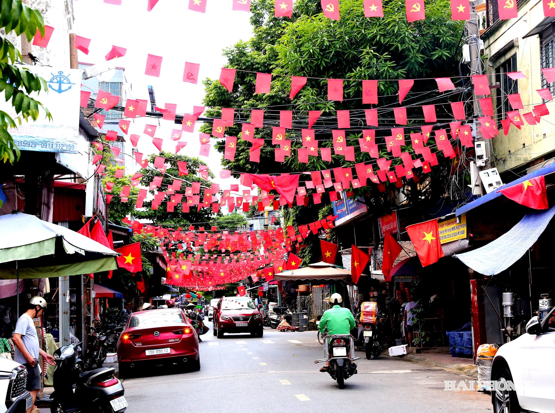 Đường Phan Bội Châu- phường Hồng Bàng đỏ rực cờ hoa chào mừng Đại hội Đảng bộ thành phố.