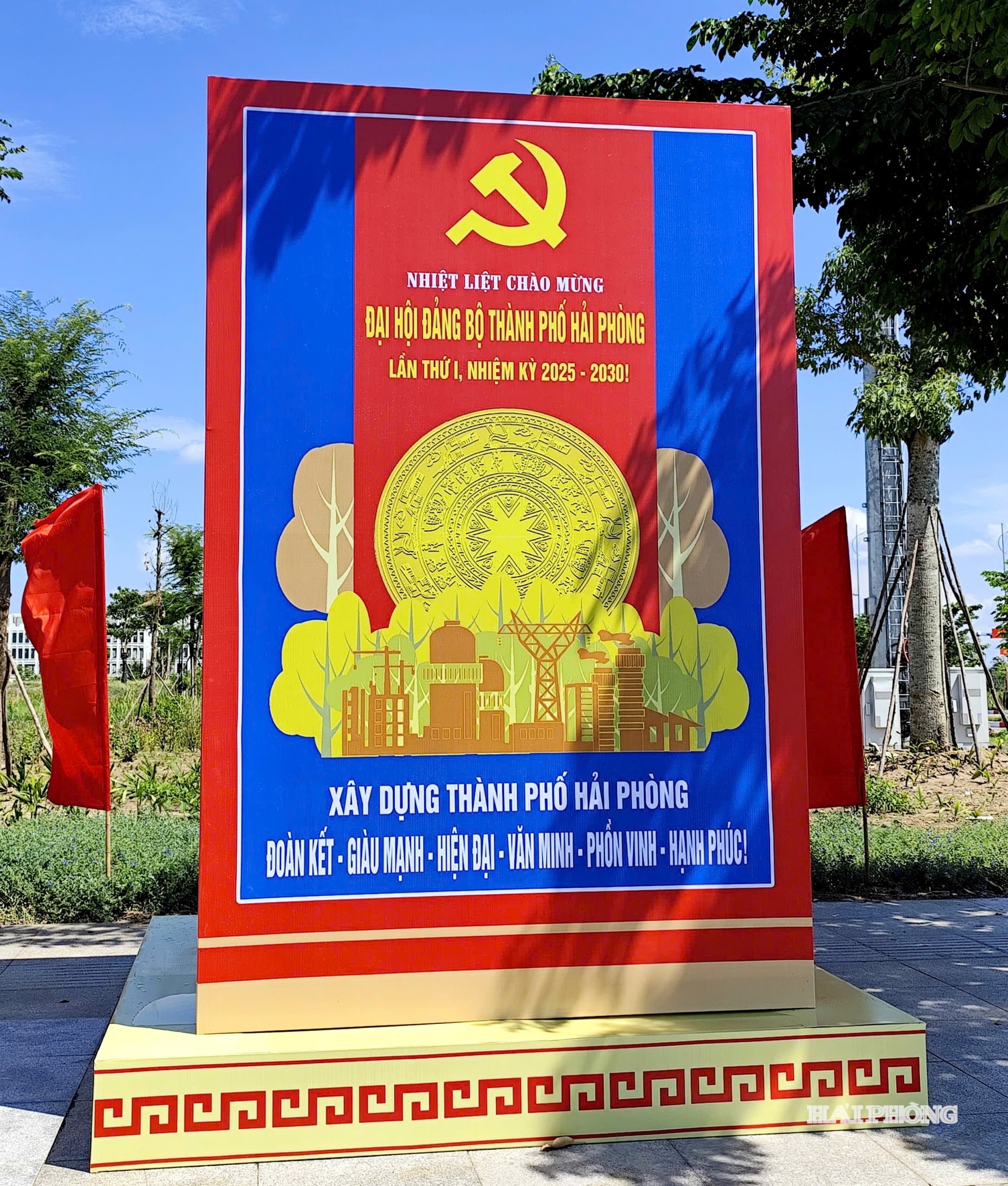 Một số pano trang trí bên ngoài khu vực Đại hội.
