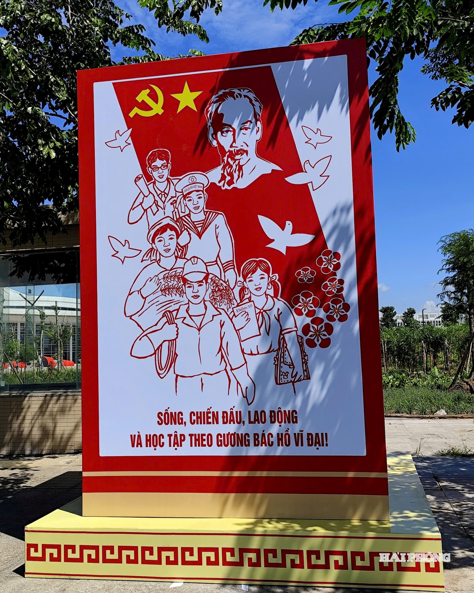 Một số pano trang trí bên ngoài khu vực Đại hội.