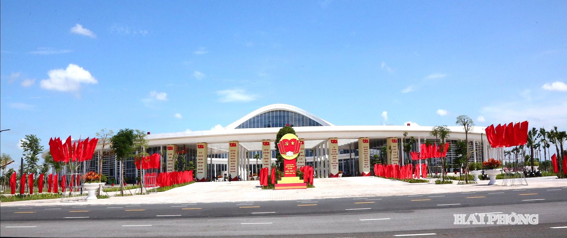 Bên ngoài khu Trung tâm Hội nghị - Biểu diễn (nơi diễn ra Đại hội Đảng bộ thành phố nhiệm kỳ 2025-2030).