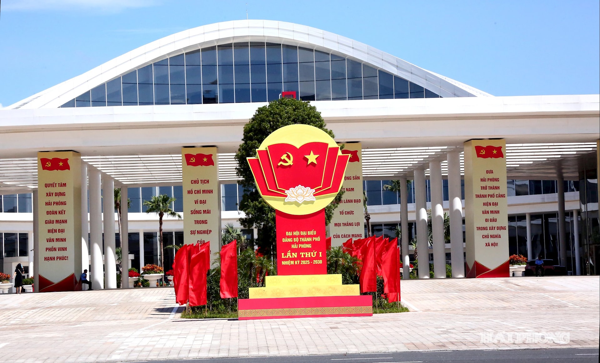 Bên ngoài khu Trung tâm Hội nghị - Biểu diễn (nơi diễn ra Đại hội Đảng bộ thành phố nhiệm kỳ 2025-2030).