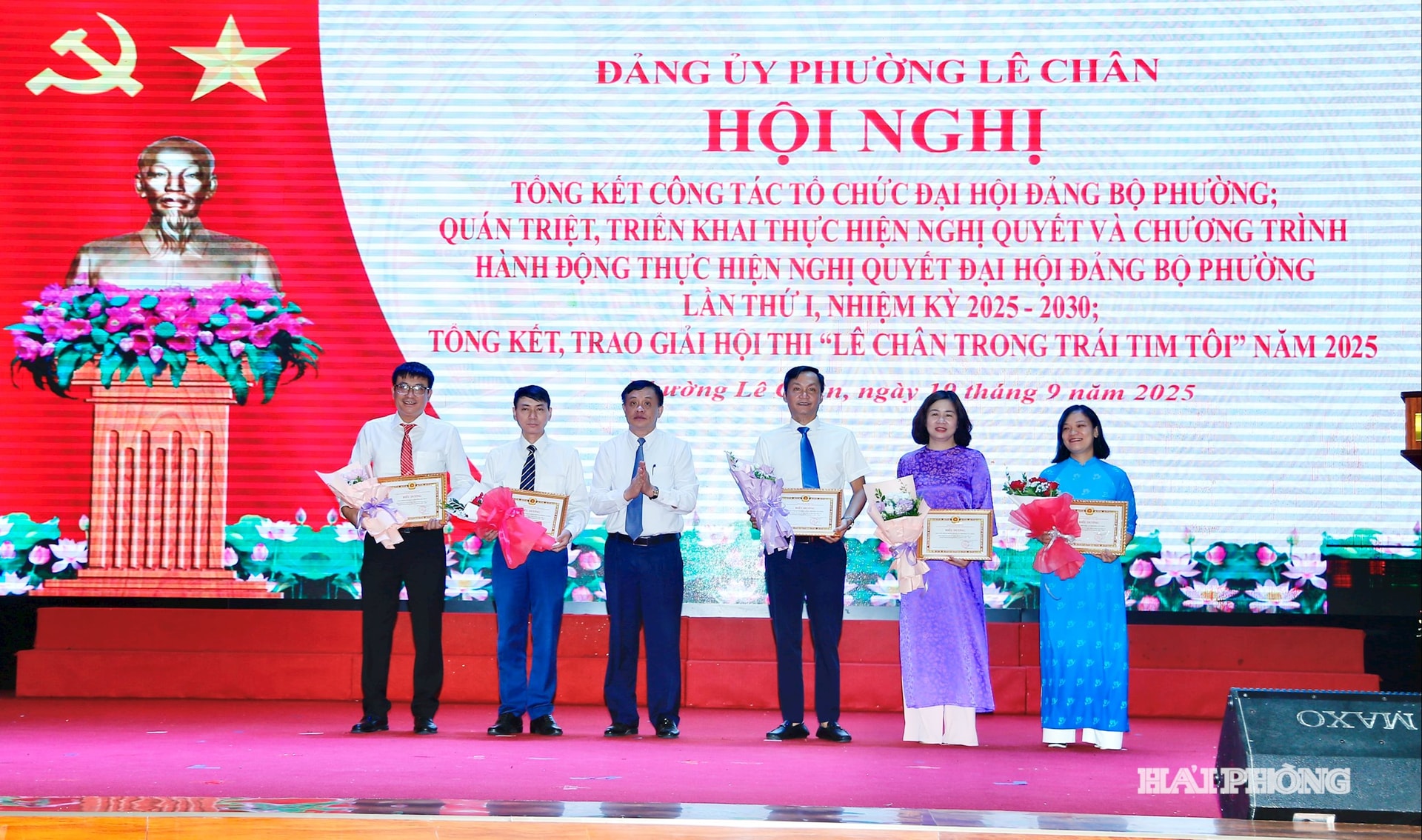 Lãnh đạo phường Lê Chân trao giấy khen tặng các tập thể có thành tích xuất sắc.