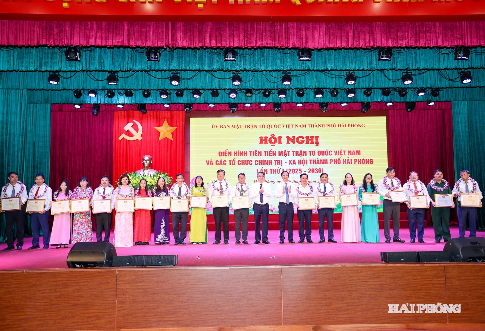 Đồng chí Phạm Văn Lập, Phó Bí thư Thành uỷ, Chủ tịch Uỷ ban MTTQ Việt Nam thành phố trao bằng khen tặng các tập thể