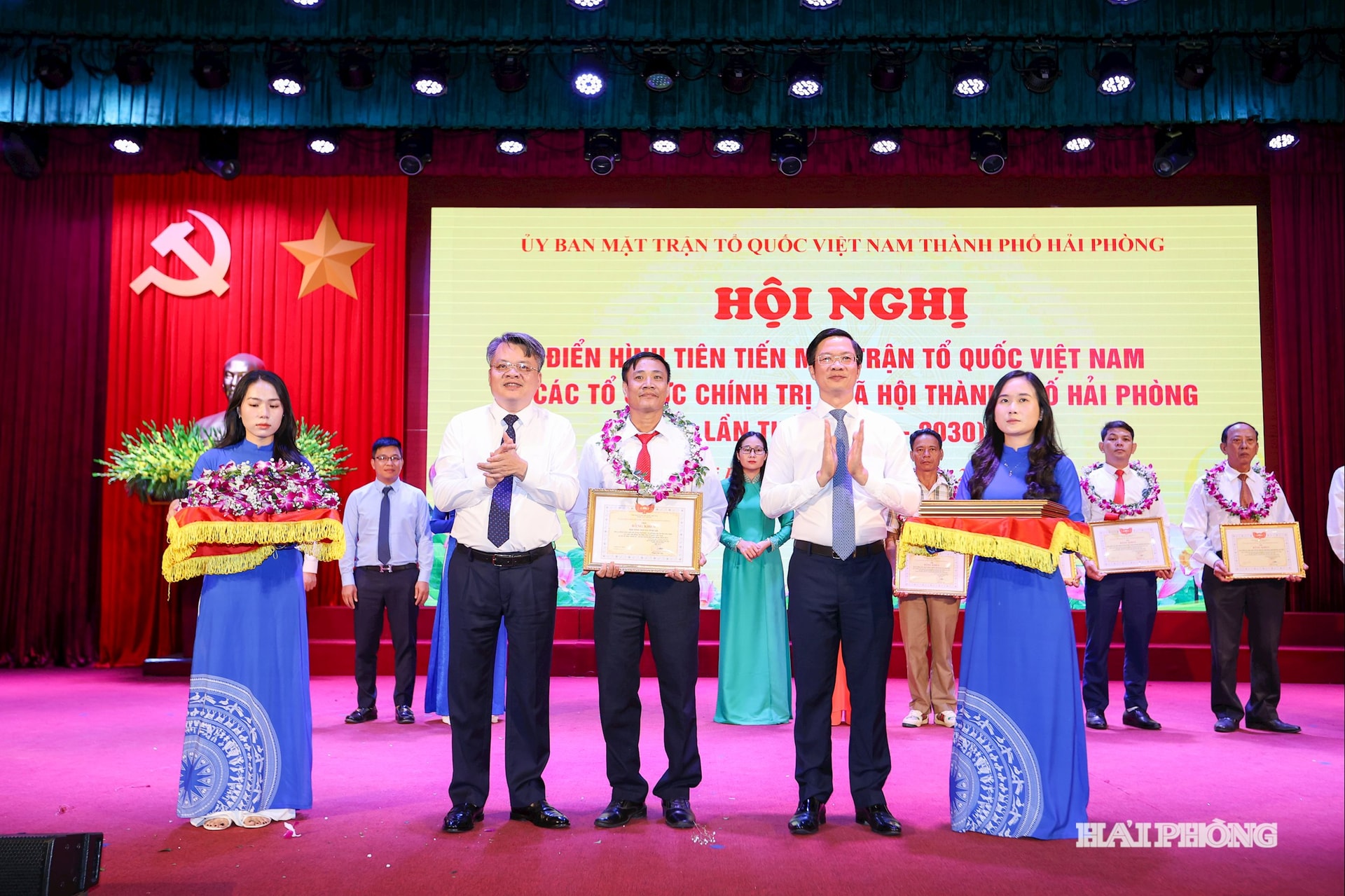 Đồng chí Phạm Văn Lập, Phó Bí thư Thành uỷ, Chủ tịch Uỷ ban MTTQ Việt Nam thành phố trao bằng khen tặng các tập thể