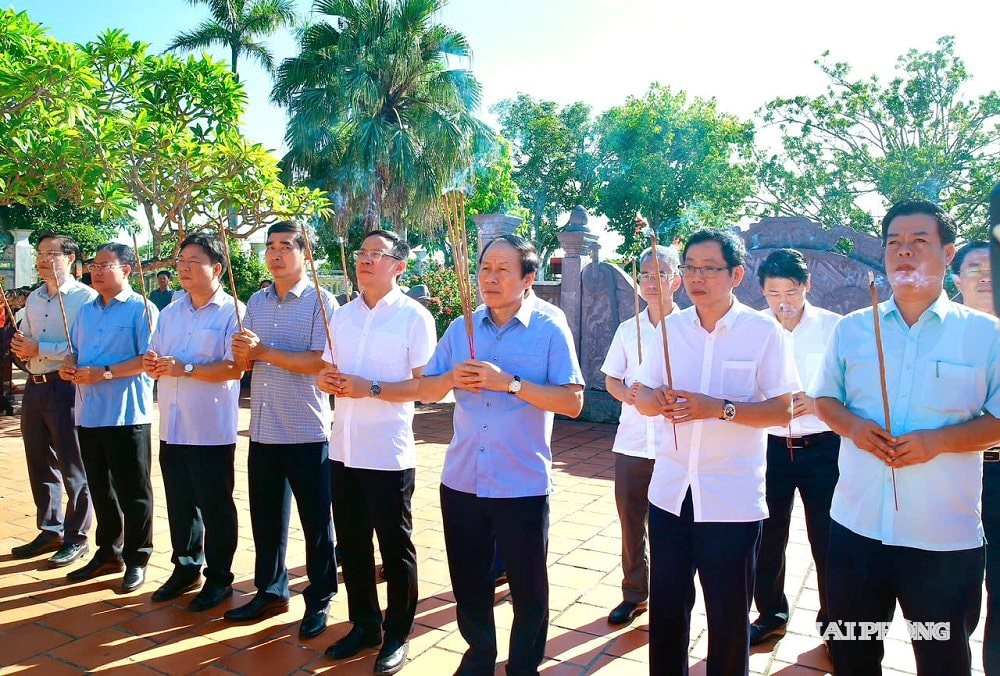 Đồng chí Lê Tiến Châu, Uỷ viên Trung ương Đảng, Bí thư Thành uỷ, Trưởng Đoàn Đại biểu Quốc hội thành phố Hải Phòng cùng các đại biểu dâng hương tại Đền thờ Trạng Trình Nguyễn Bỉnh Khiêm.