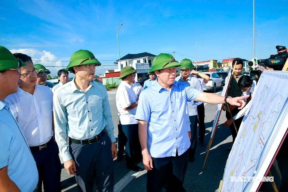 Ảnh báo in trang 1: Đồng chí Lê Tiến Châu, Uỷ viên Trung ương Đảng, Bí thư Thành uỷ, Trưởng Đoàn đại biểu Quốc hội thành phố Hải Phòng kiểm tra một dự án trên địa bàn xã Nguyễn Bỉnh Khiêm. Ảnh: Duy Thính 