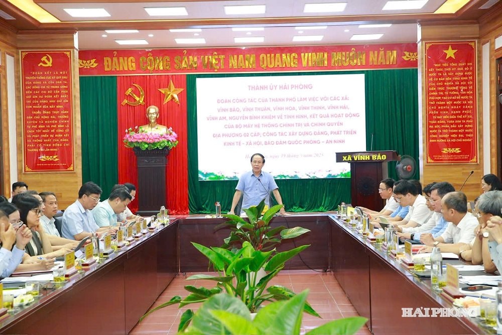 Đồng chí Lê Tiến Châu, Uỷ viên Trung ương Đảng, Bí thư Thành uỷ, Trưởng Đoàn Đại biểu Quốc hội thành phố Hải Phòng phát biểu tại cuộc làm việc.