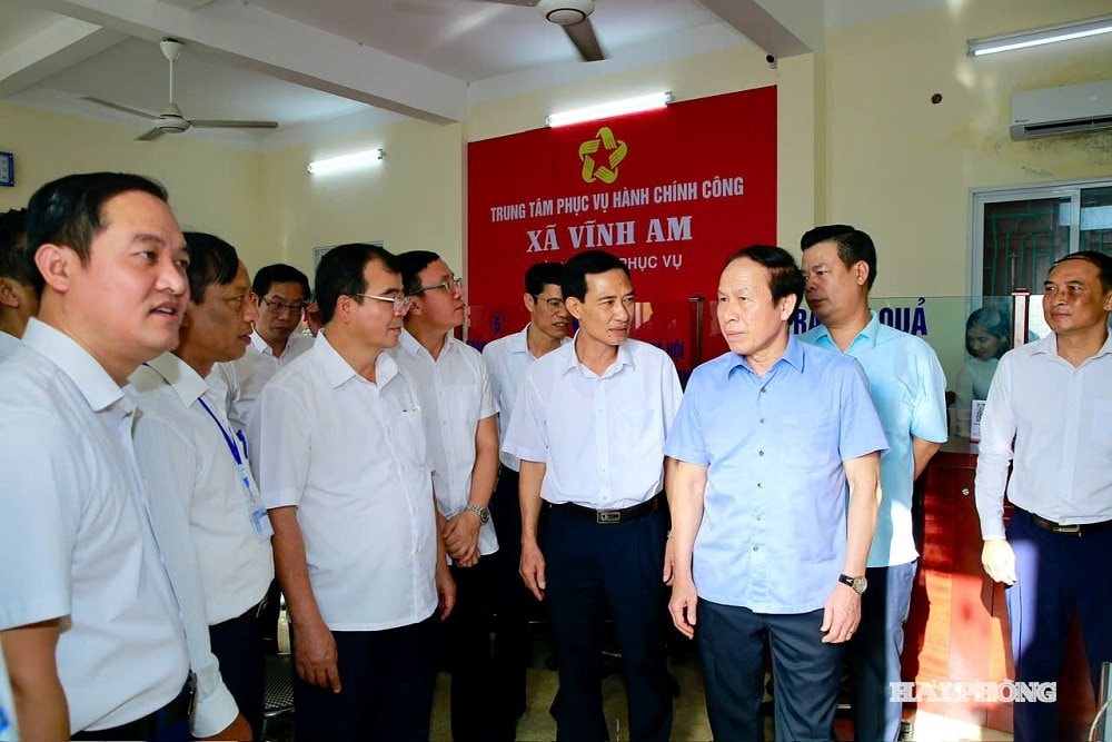 Đồng chí Lê Tiến Châu, Uỷ viên Trung ương Đảng, Bí thư Thành uỷ, Trưởng Đoàn Đại biểu Quốc hội Hải Phòng cùng các đồng chí lãnh đạo các sở, ngành kiểm tra tại Trung tâm phục vụ hành chính công xã Vĩnh Am.
