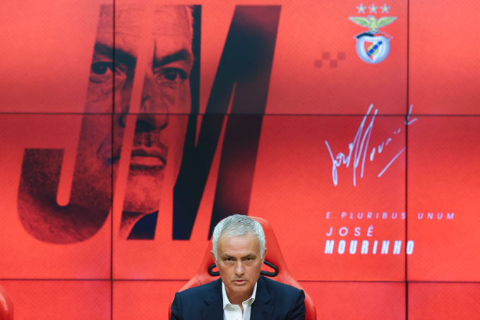 HLV Jose Mourinho trong họp báo ra mắt Benfica ở thành phố Lisbon, Bồ Đào Nha ngày 18/9/2025. Ảnh: Abola