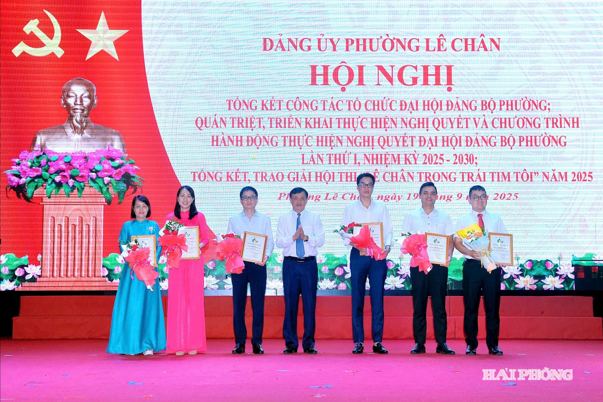 Đồng chí Đặng Đông Anh, Bí thư Đảng ủy phường Lê Chân trao giải Hội thi 