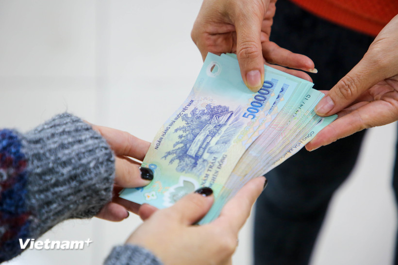 Nghị quyết số 07/2025/NQ-CP nêu rõ việc thực hiện chi trả chính sách, chế độ cho cán bộ công đoàn chuyên trách muộn nhất là ngày 1/11. (Ảnh: PV/Vietnam+)