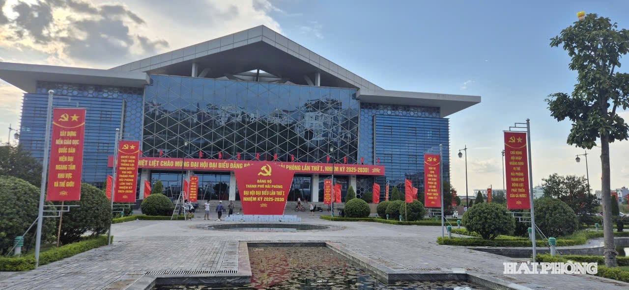 Nhà Văn hóa xứ Đông ngập tràn sắc cờ hoa