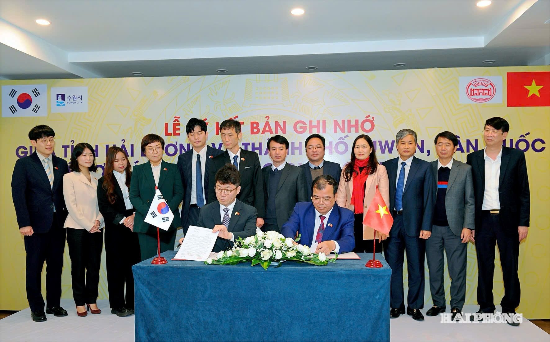 Đồng chí Nguyễn Minh Hùng, Phó chủ tịch UBND tỉnh Hải Dương (cũ) và Phó Thị trưởng thành phố Suwon Hwang In Guk ký kết bản ghi nhớ hợp tác giai đoạn 2024 - 2026 giữa hai địa phương.