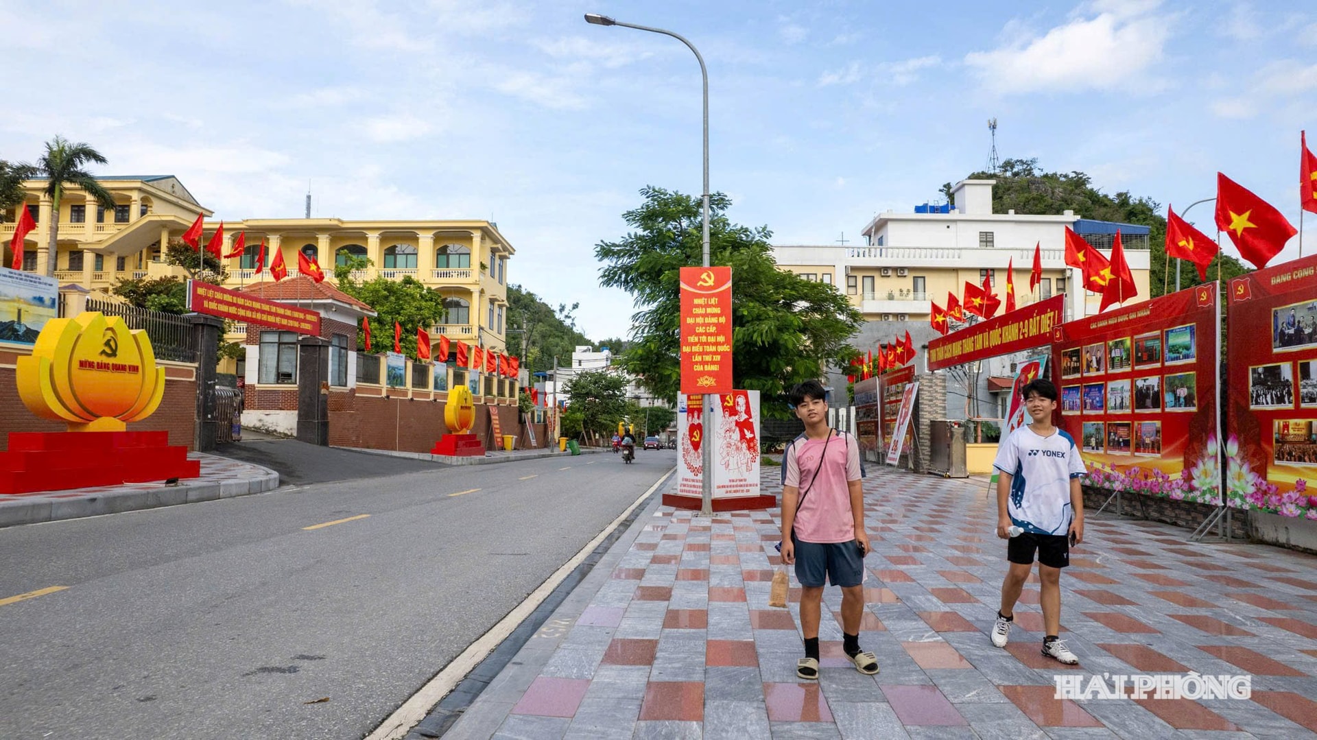 Không khí phấn khởi, vui tươi tràn ngập khắp các đường phố trên địa bàn đặc khu Cát Hải.