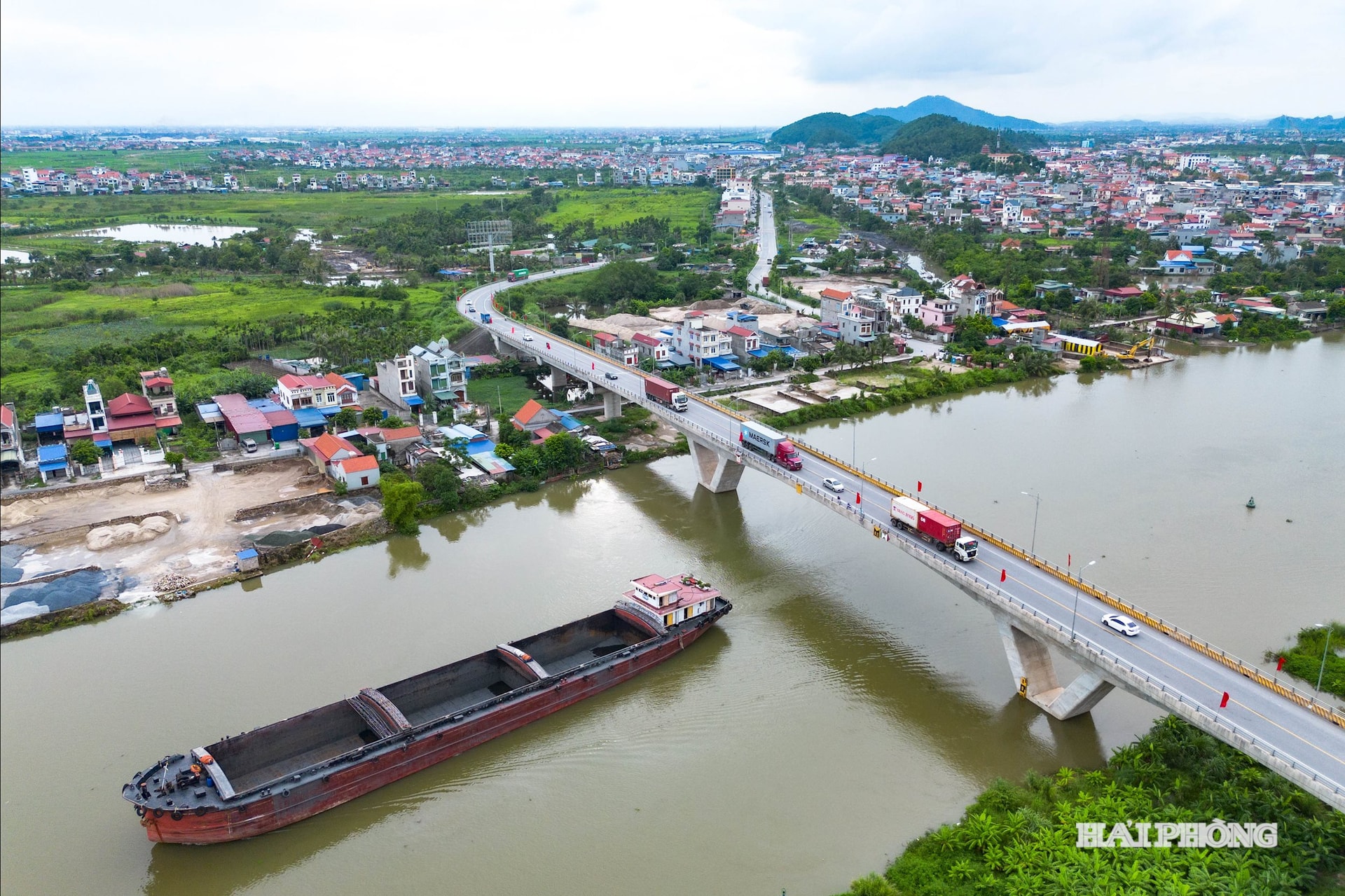 Huy động nguồn lực xã hội hóa để đầu tư 4 dự án giao thông, đồng thời phối hợp triển khai xây dựng 6 cây cầu vượt sông lớn, gồm: cầu Kênh Vàng, cầu Đồng Việt, cầu Quang Thanh, cầu Hải Hưng và cầu Dinh, góp phần hoàn thiện kết nối liên vùng.