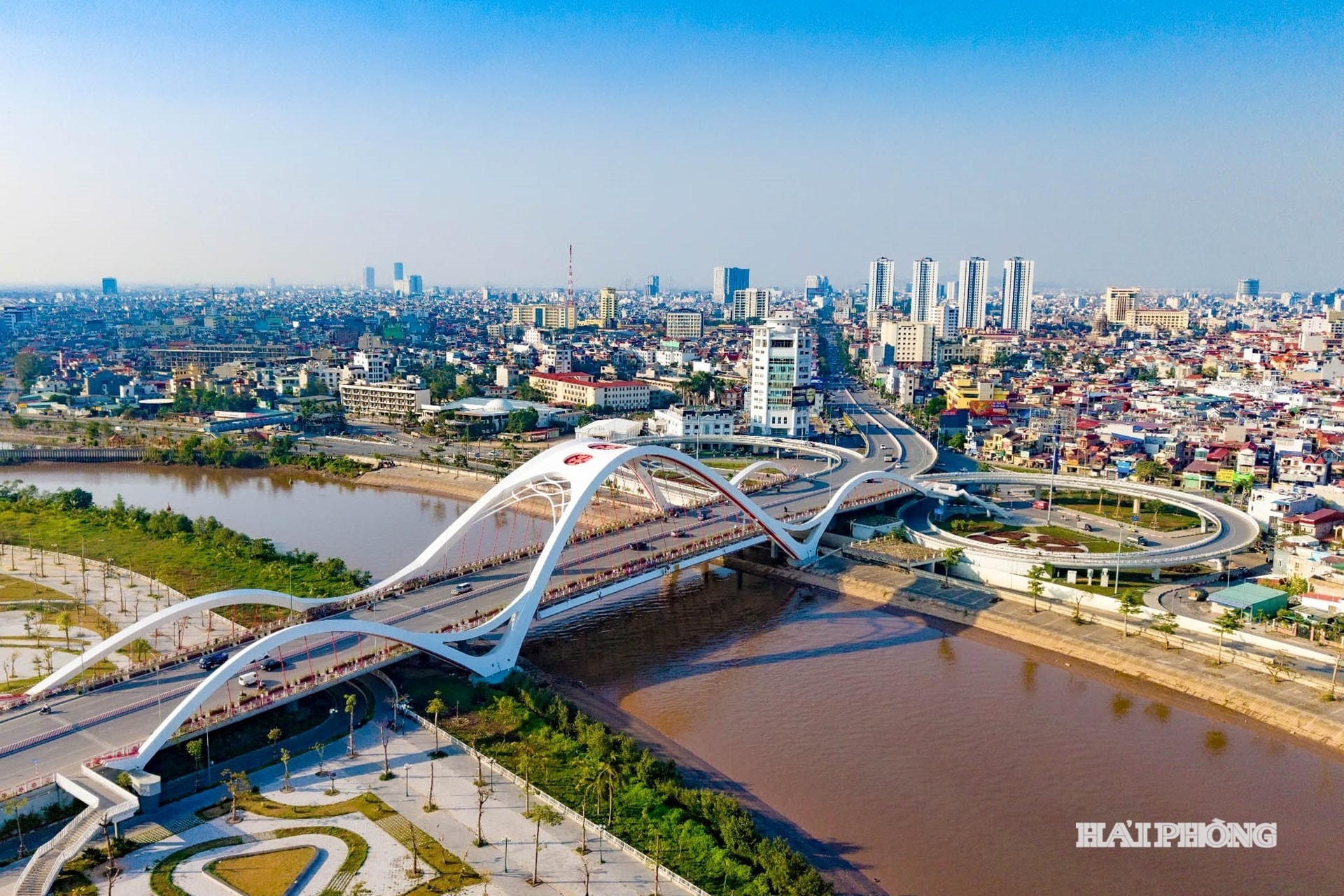 Nổi bật là Hải Phòng đã quyết liệt triển khai các dự án nhà ở xã hội, vượt chỉ tiêu Thủ tướng Chính phủ giao đến năm 2025 là 15.400 căn.