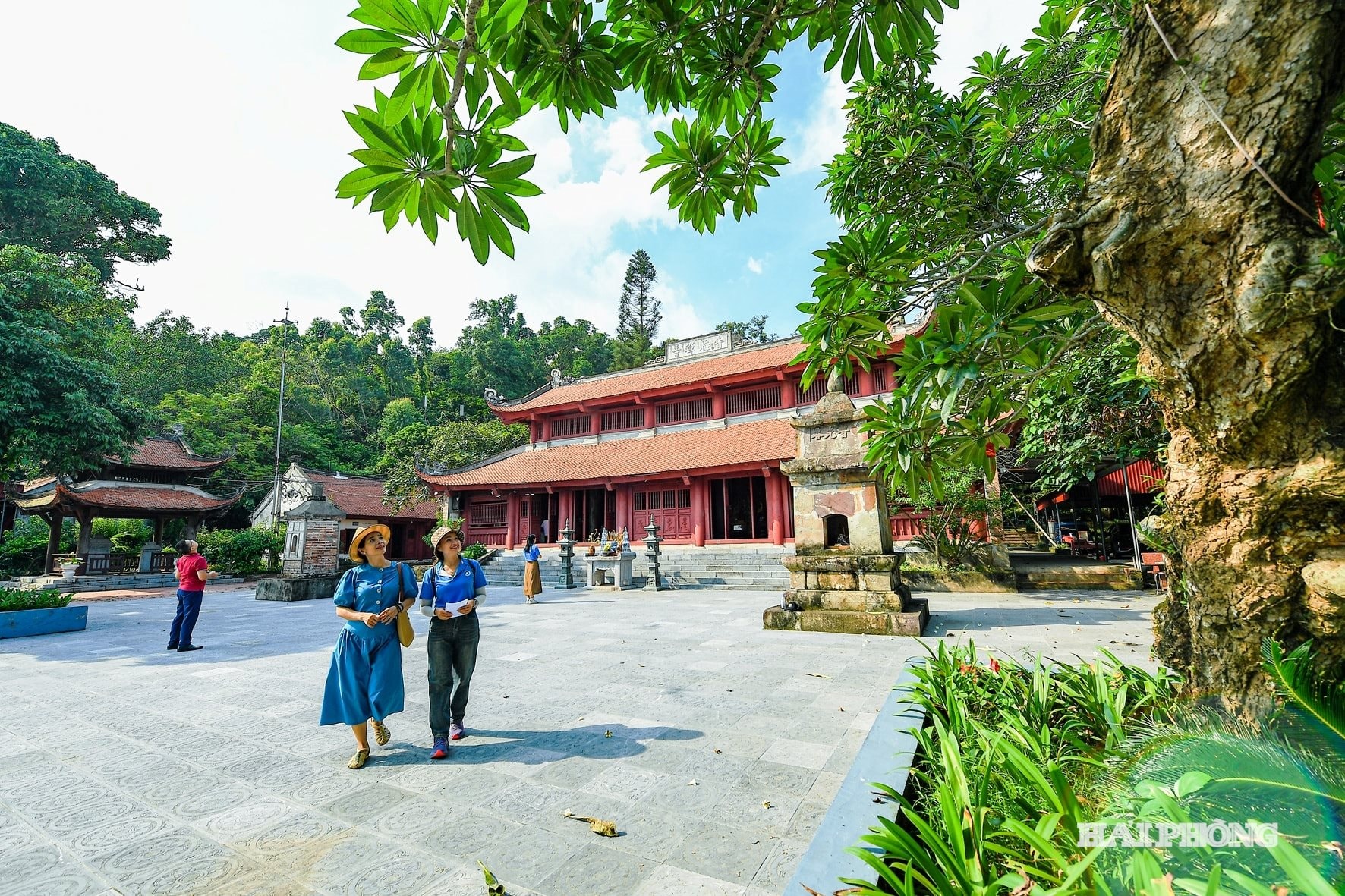 Hải Phòng đặt mục tiêu đón khách du lịch đến năm 2030 đạt 25 triệu lượt. Trong ảnh: Khách du lịch, tham quan, chiêm bái chùa Thanh Mai. Ảnh: THÀNH CHUNG.