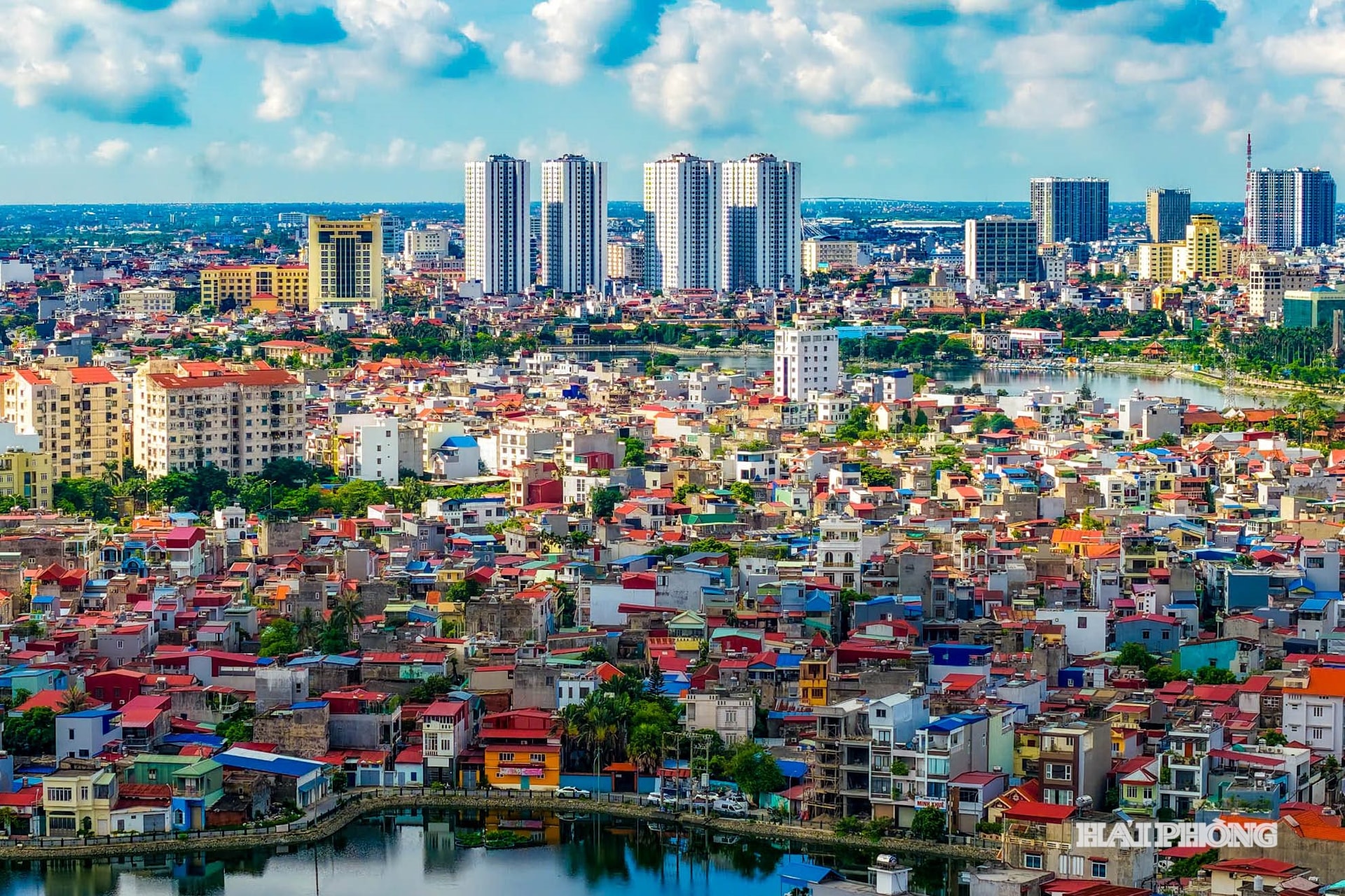 Thành phố đồng thời từng bước xử lý dứt điểm vấn đề nhà ở xã hội gắn với cải tạo, xây mới các khu chung cư cũ, tiêu biểu như hoàn thành các tòa HH1, HH2, HH3, HH4 tại Đồng Quốc Bình, đồng thời bố trí quỹ nhà ở tái thuê, tái định cư phục vụ người dân.