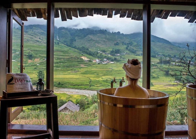Khu vực tắm lá thuốc Dao đỏ nhìn ra ruộng lúa. Ảnh: Lá Dao Spa & Coffee House