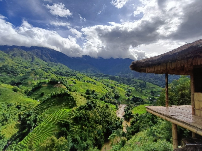 Không gian bên ngoài quán Sapana. Ảnh: Lê Hồng Ngọc