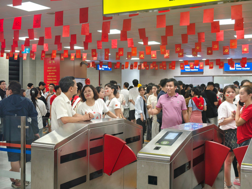 Hành khách qua cổng soát vé tuyến đường sắt đô thị Cát Linh-Hà Đông. (Ảnh: PV/Vietnam+)
