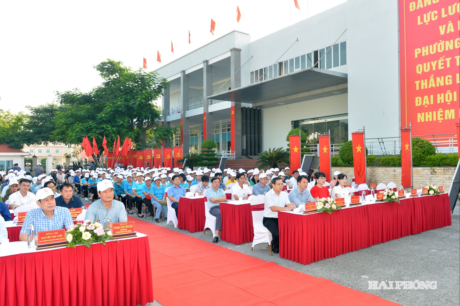 Các đại biểu dự lễ ra quân