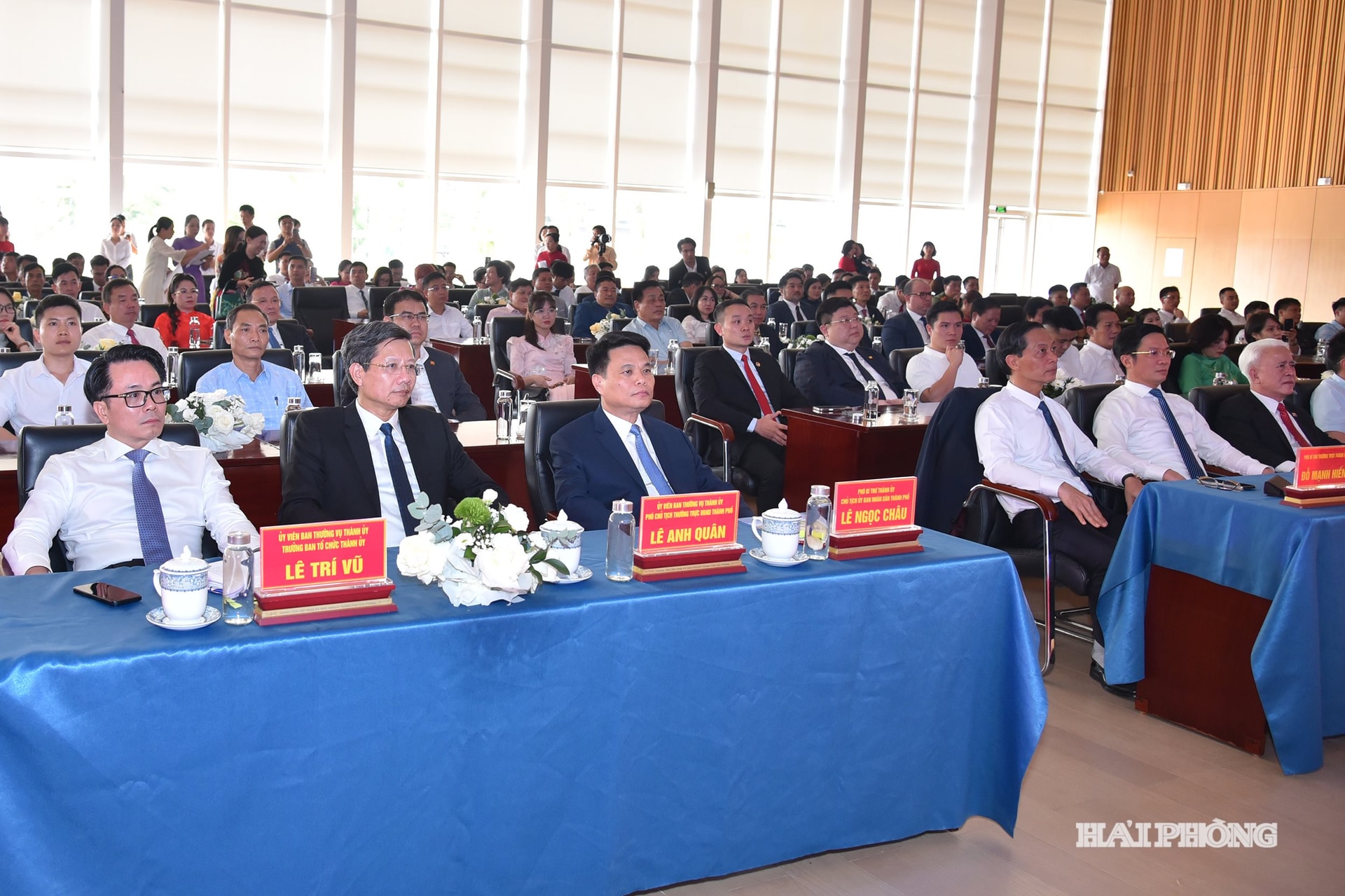 Các đồng chí lãnh đạo thành phố dự hội nghị.