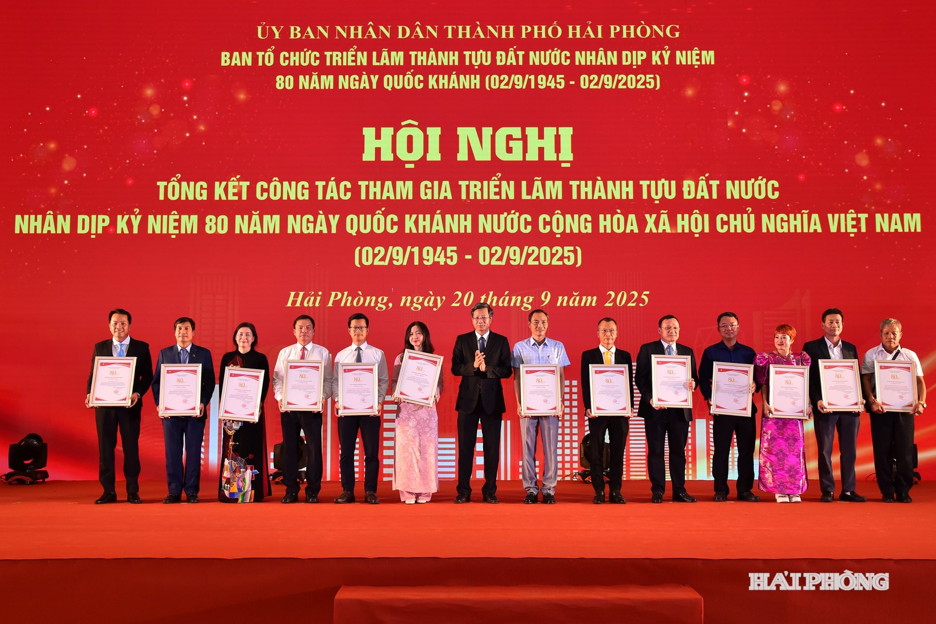 Đồng chí Lê Anh Quân, Phó chủ tịch Thường trực UBND thành phố trao chứng nhận tôn vinh các đơn vị có không gian trưng bày tiêu biểu đóng góp vào thành công chung của Thành phố Hải Phòng tham gia Triển lãm thành tựu đất nước.