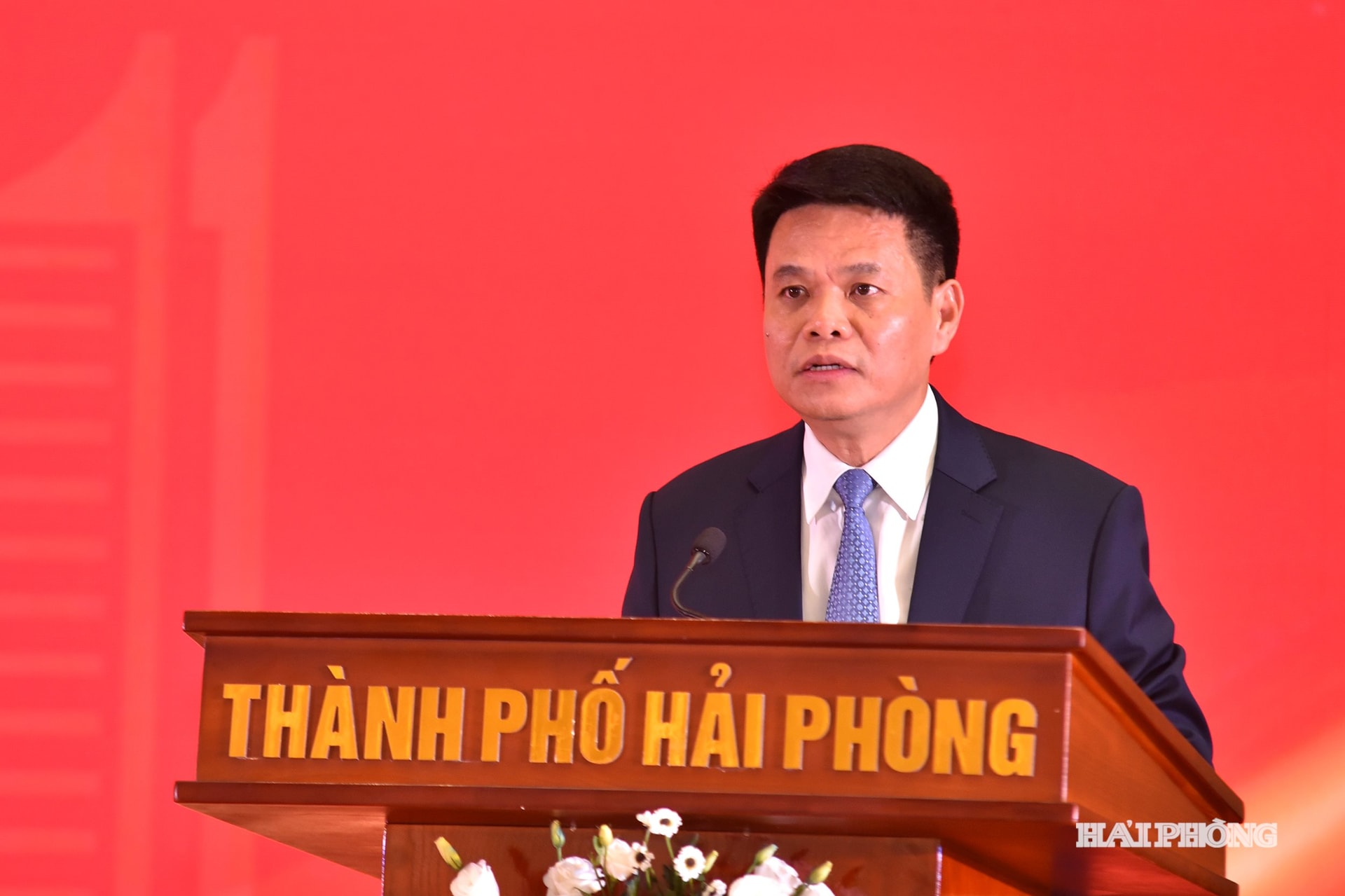 Đồng chí Lê Ngọc Châu, Chủ tịch UBND thành phố phát biểu tại hội nghị