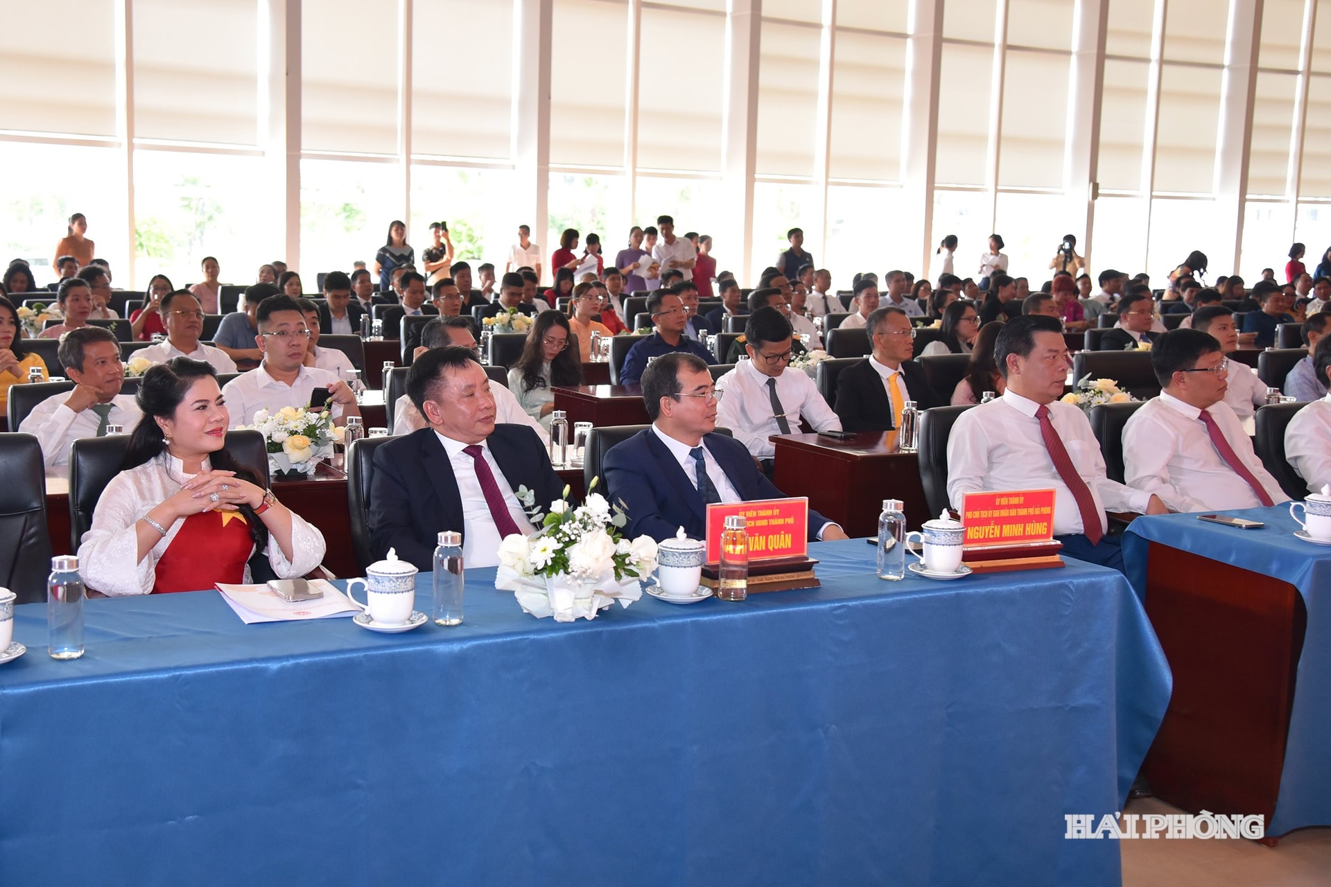 Các đồng chí lãnh đạo thành phố dự hội nghị.