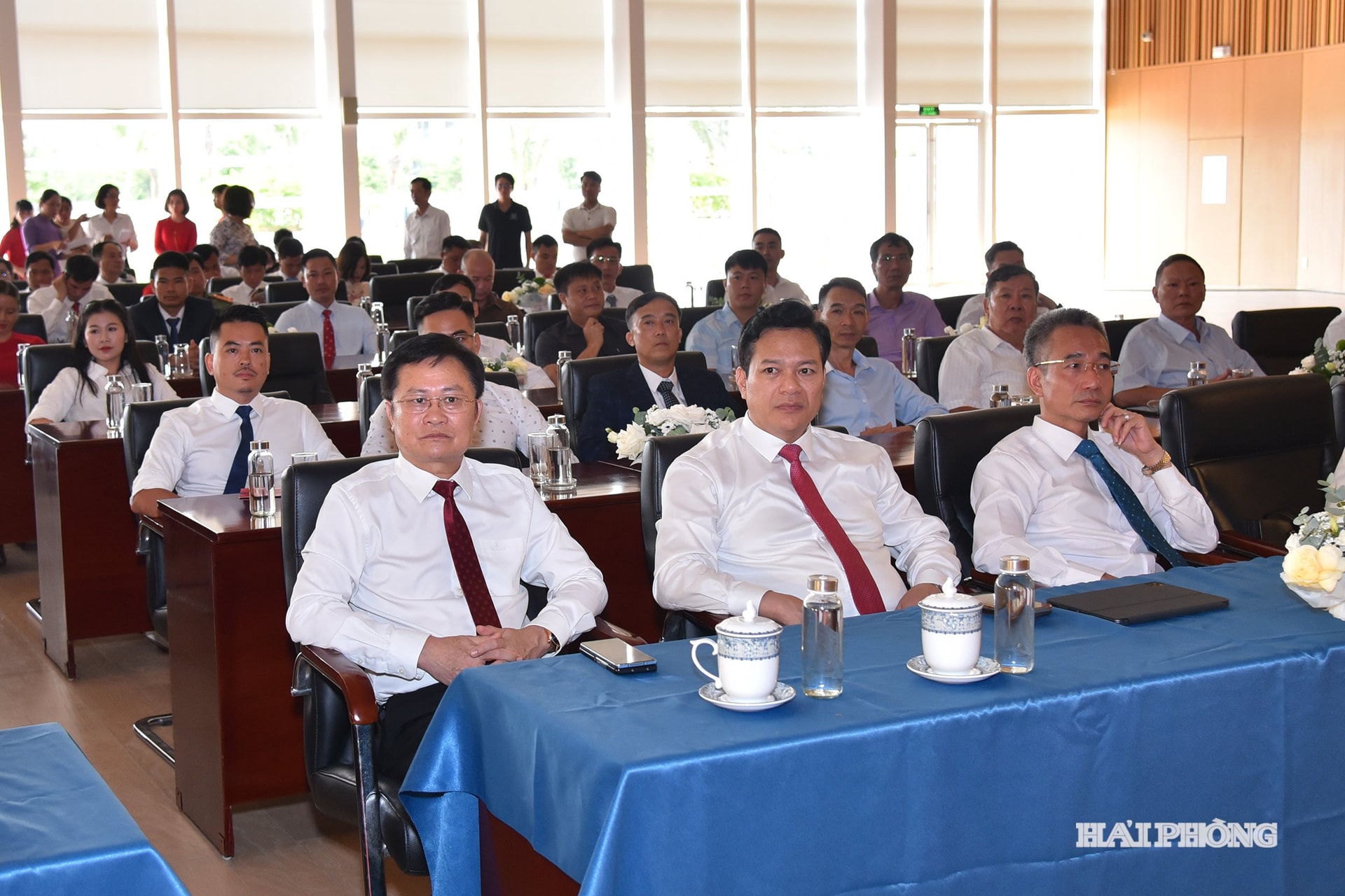 Các đại biểu dự hội nghị.