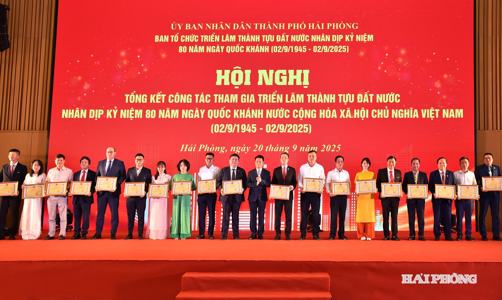 Đồng chí Lê Ngọc Châu, Chủ tịch UBND thành phố trao bằng khen tặng các doanh nghiệp có nhiều đóng góp vào thành công chung của Thành phố Hải Phòng tham gia Triển lãm thành tựu đất nước.