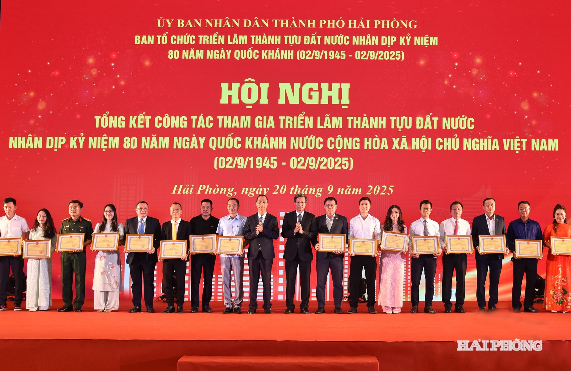 Các đồng chí: Đỗ Mạnh Hiến, Phó bí thư Thường trực thành uỷ; Lê Anh Quân, Phó chủ tịch Thường trực UBND thành phố trao bằng khen tặng các doanh nghiệp có nhiều đóng góp vào thành công chung của Thành phố Hải Phòng tham gia Triển lãm thành tựu đất nước.