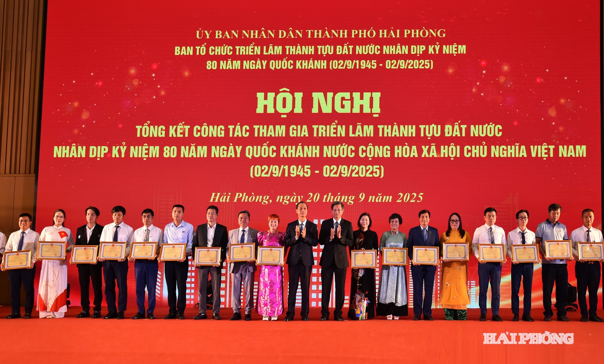 Các đồng chí: Đỗ Mạnh Hiến, Phó bí thư Thường trực thành uỷ; Lê Anh Quân, Phó chủ tịch Thường trực UBND thành phố trao bằng khen tặng các doanh nghiệp có nhiều đóng góp vào thành công chung của Thành phố Hải Phòng tham gia Triển lãm thành tựu đất nước.