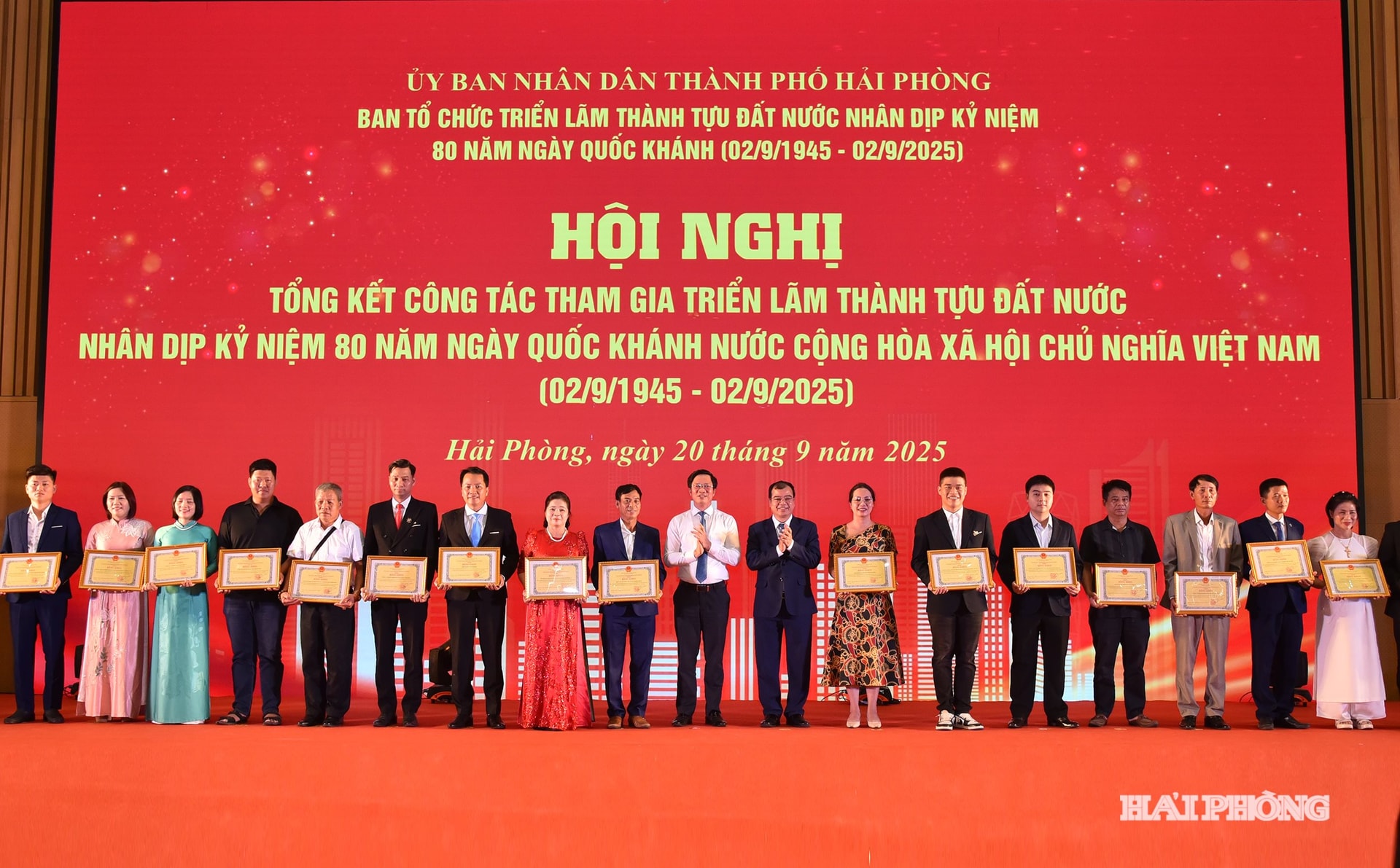 Các đồng chí: Phạm Văn Lập, Phó bí thư Thành ủy, Chủ tịch Ủy ban MTTQ Việt Nam thành phố Hải Phòng; Nguyễn Minh Hùng, Phó chủ tịch UBND thành phố trao bằng khen tặng các doanh nghiệp có nhiều đóng góp vào thành công chung của Thành phố Hải Phòng tham gia Triển lãm thành tựu đất nước.