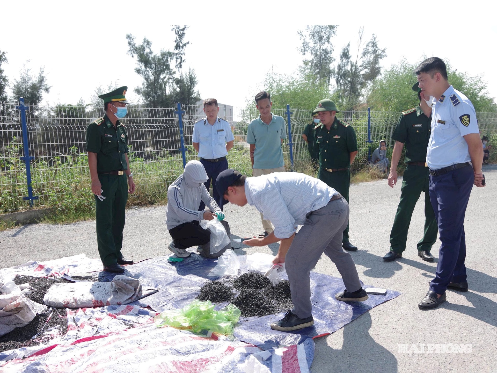 Các lực lượng chức năng tiến hành lấy mẫu giám định theo quy định của pháp luật