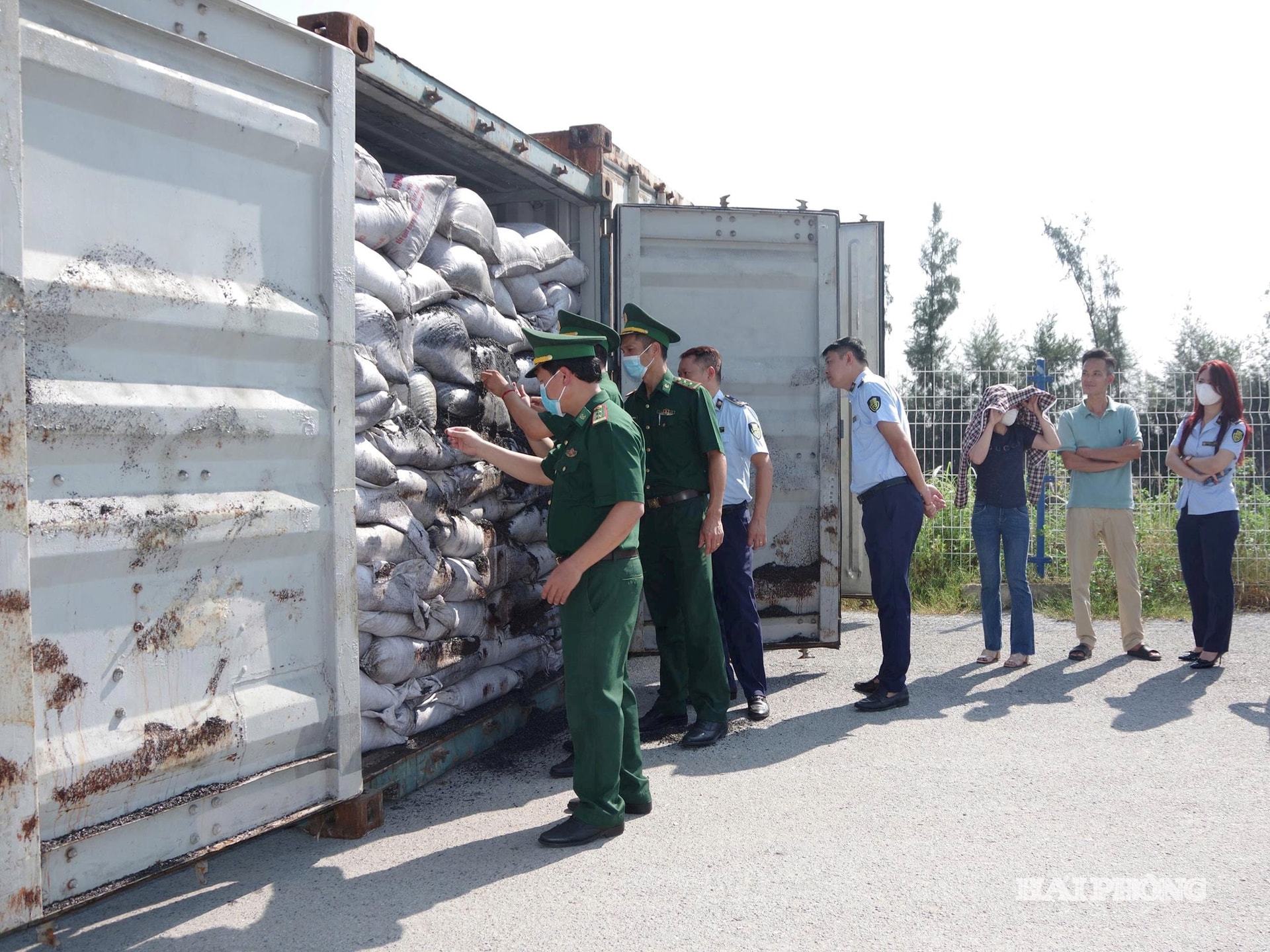 Tang vật vụ vận chuyển trái phép hàng hóa qua biên giới bị lực lượng Bộ đội Biên phòng thành phố phát hiện, thu giữ