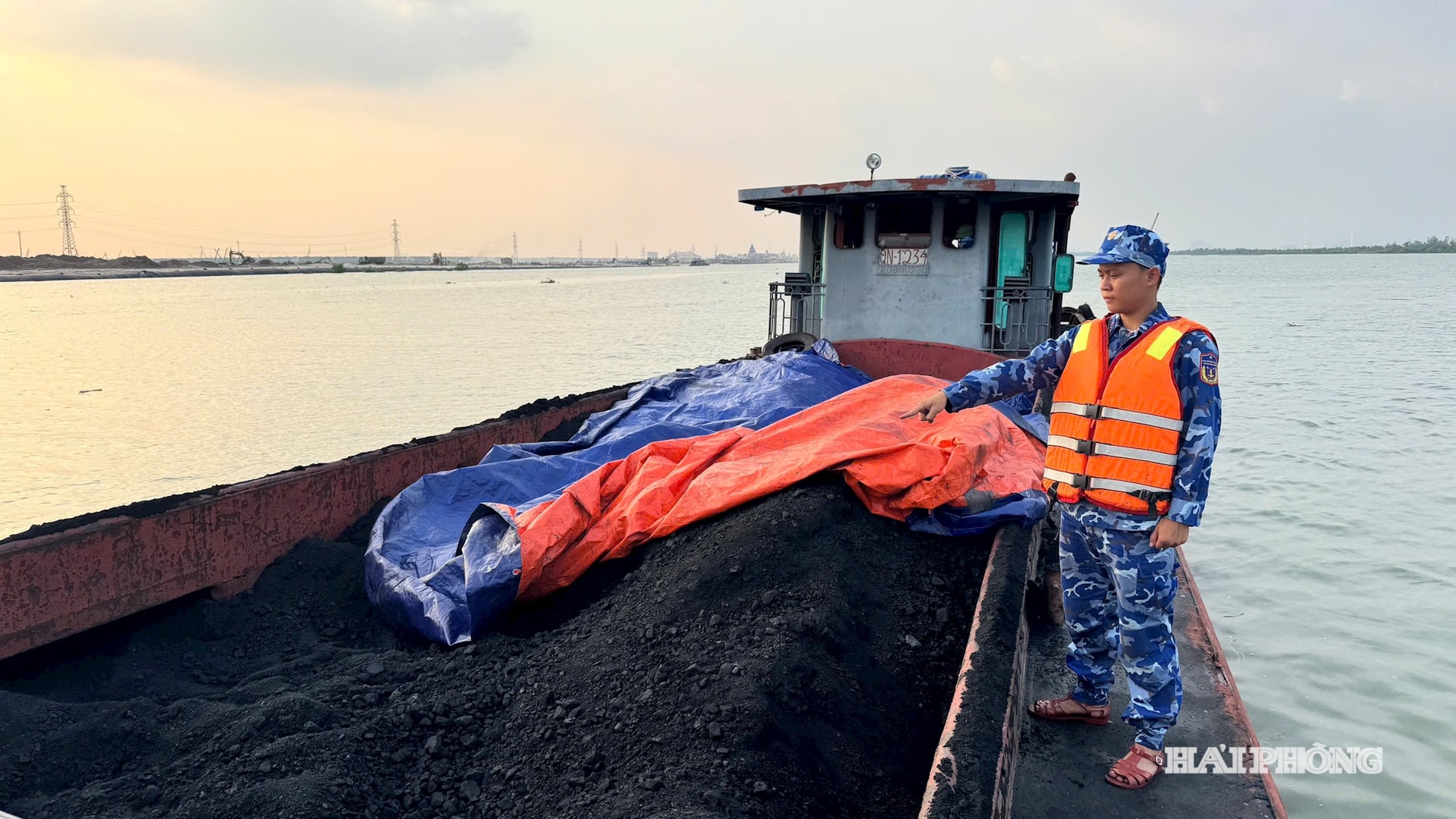 Lực lượng chức năng kiểm tra số hàng hóa trên tàu QN-1234